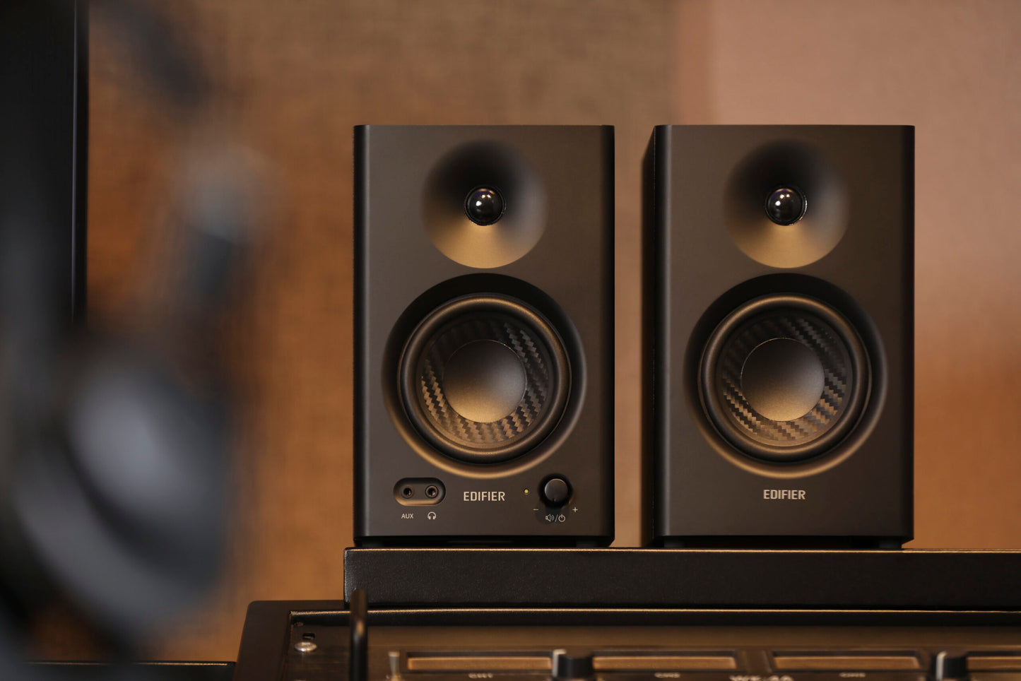 Edifier MR4 Studio Monitor - Smooth Frequency, 1' Silk Dome Tweeter, 4'  Diaphra image 3